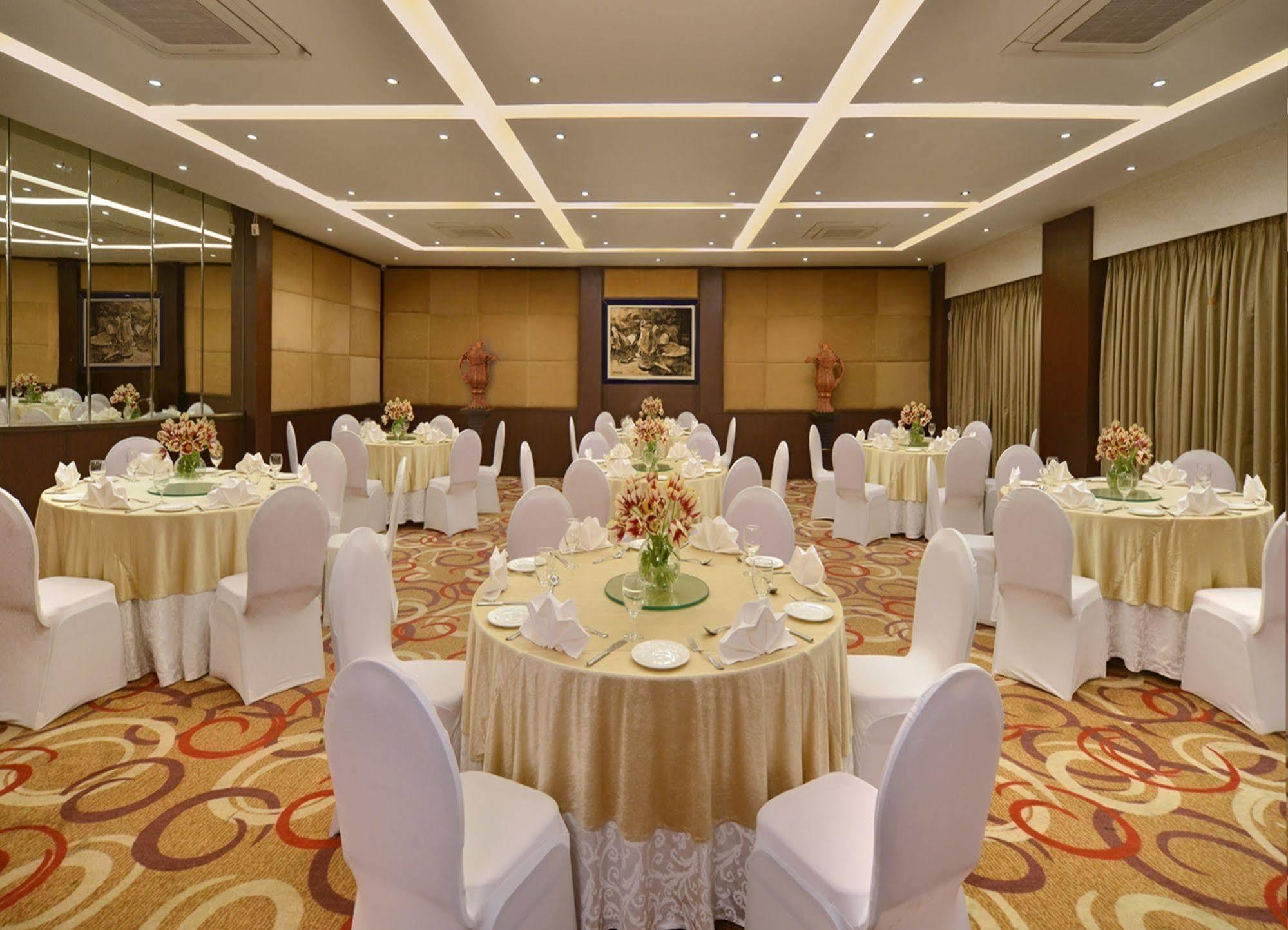 Golden Tulip Srinagar Hotel Exterior foto